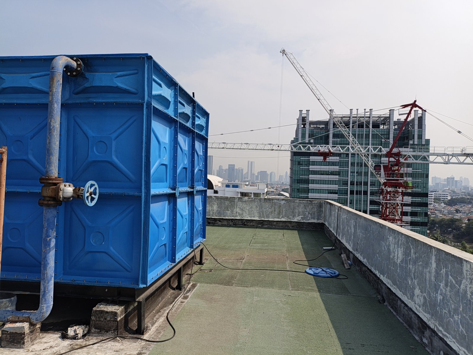 Tangki panel GRP biru di rooftop gedung kawasan Tanah Abang, Jakarta Pusat