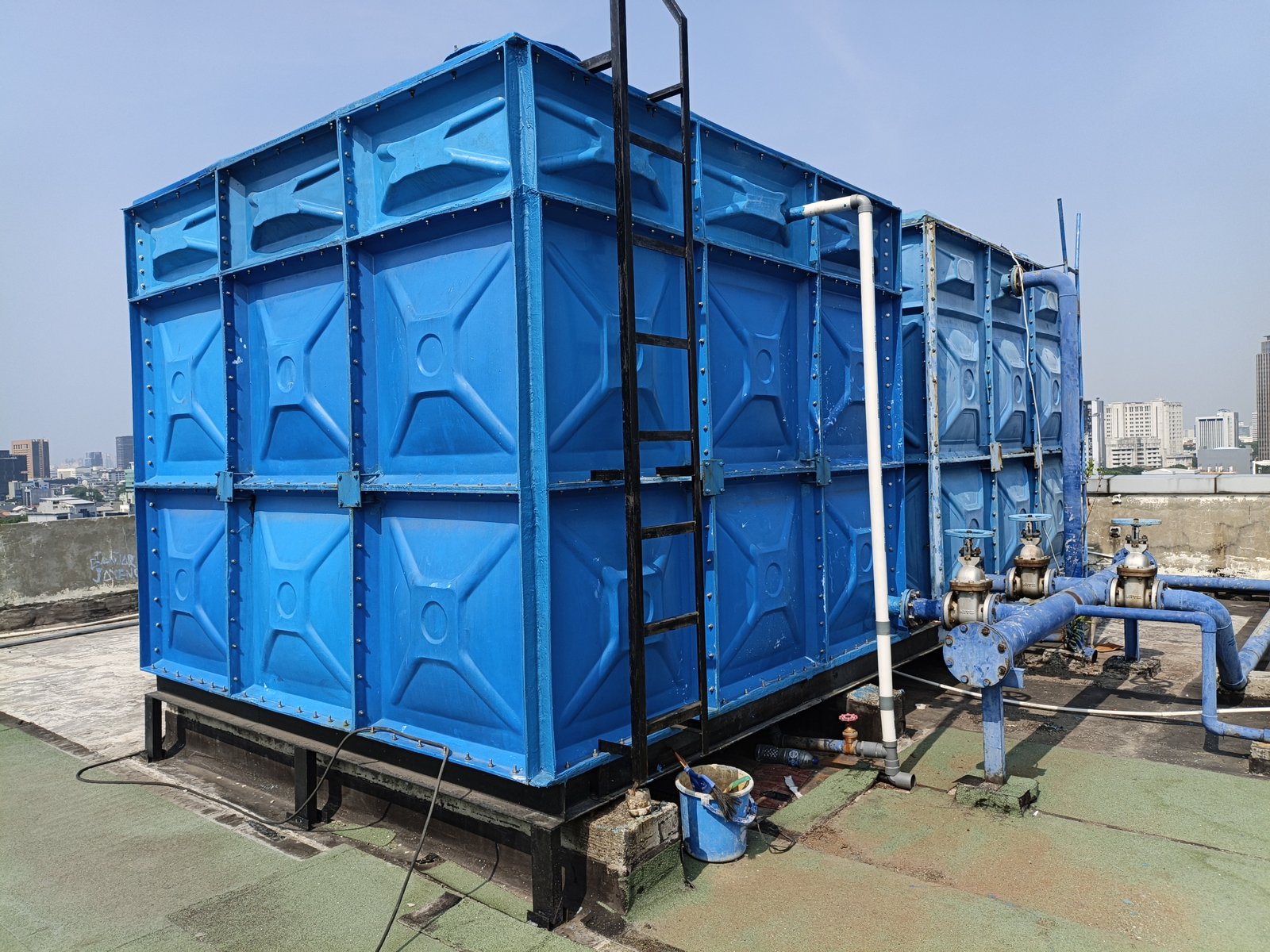 Konstruksi panel bolted, pipa manifold, dan valve pada tangki panel air bersih