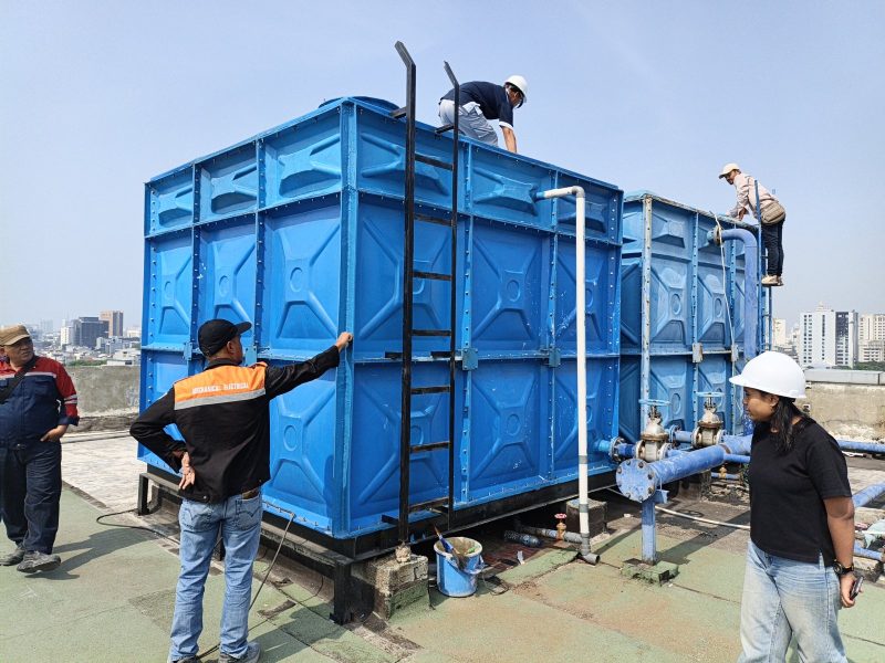 Tim Altara Fiberglass survei perbaikan tangki panel bersama pengelola di Tanah Abang